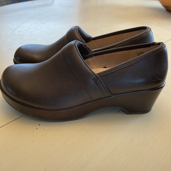 JBU Jambu Design Cordoba Clogs Size 7.5M Brown Leather Shoe Heel Memory Foam - Picture 2 of 8